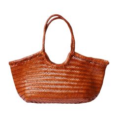 sac panier cuir tressé fait main porté à l’épaule