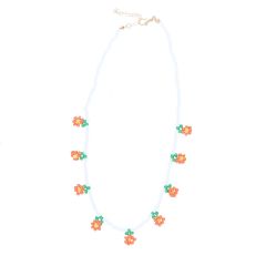 collier perles blanches et fleurs orange Club Soleil