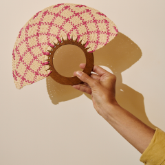 éventail en raphia rose