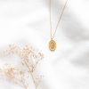 Collier médaillon gravé lettre E
