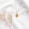 Collier médaillon gravé lettre V