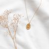 Collier médaillon gravé lettre W