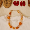 Collier de perles en résine orange marbré - Paraty