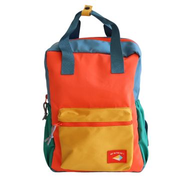 sac à dos enfant dans les airs