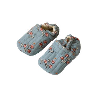 chaussons bébé fleurs bleues à la cueillette